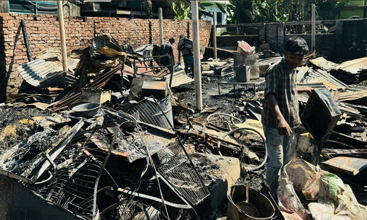 চট্টগ্রামের মিরসরাইয়ে অগ্নিকাণ্ড: ৩টি ব্যবসা প্রতিষ্ঠান ও ১৩টি ঘর ক্ষতিগ্রস্ত 
