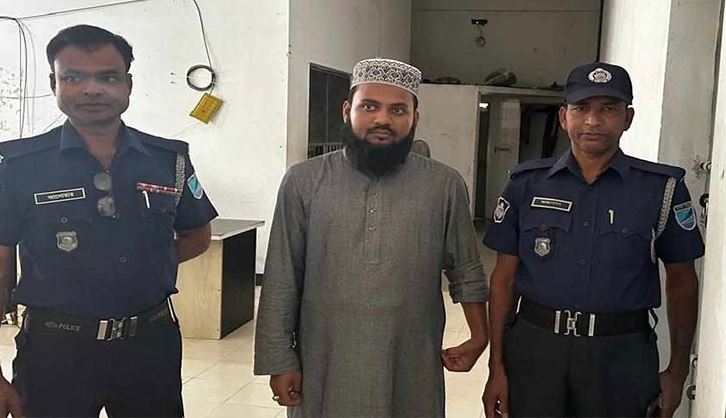 বেগম খালেদা জিয়াকে নিয়ে কু-রুচিপূর্ণ কমেন্টস : মুফতি এবাদুলের বিরুদ্ধে মামলা
