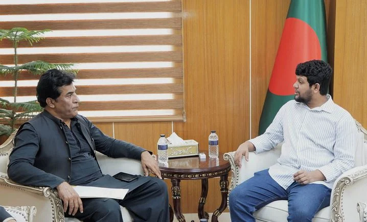 তথ্য উপদেষ্টার সঙ্গে পাকিস্তানের হাইকমিশনারের সাক্ষাৎ 