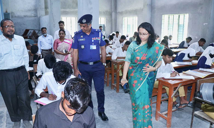 নাটোরে শান্তিপূর্ণ পরিবেশে এসএসসি ও সমমানের পরীক্ষা শুরু
