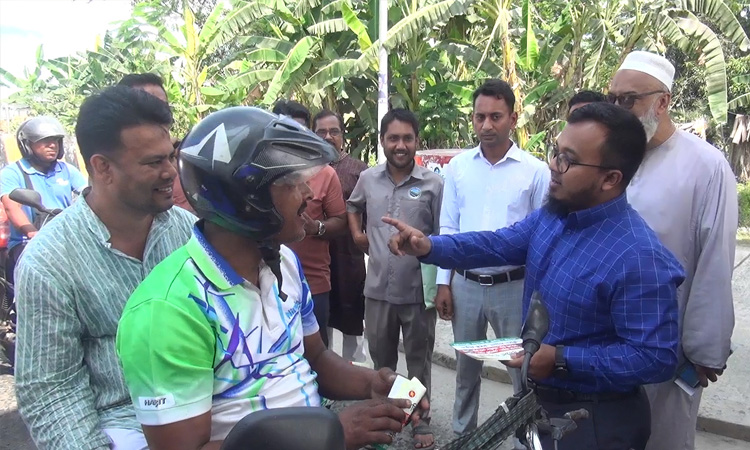 পিরোজপুরে সড়ক দুর্ঘটনা কমাতে লিফলেট বিতরণ