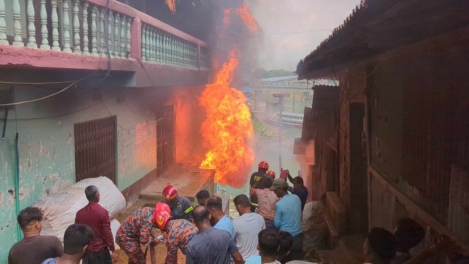 রাঙ্গামাটিতে অগ্নিকাণ্ডে দুটি তেলের দোকান পুড়ে ছাই