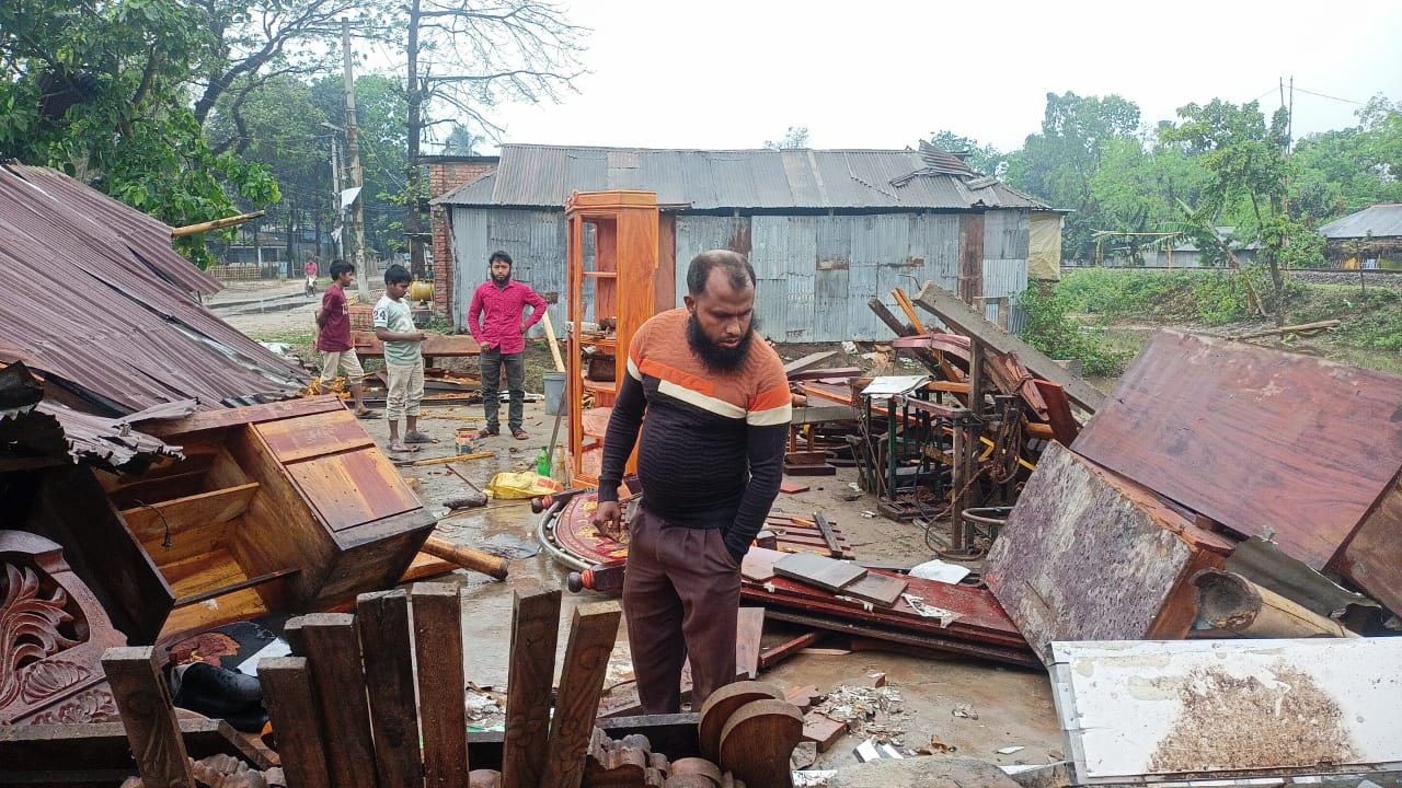 লালমনিরহাটের পাটগ্রাম উপজেলায়  ঝড়ের তাণ্ডবে ঘর বাড়িসহ ফসলের ব্যাপক ক্ষয়ক্ষতি