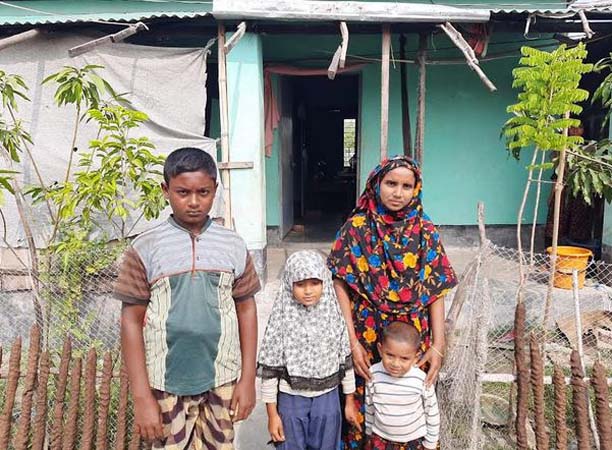 শহীদ আলম সরদারের স্ত্রী ও তিন শিশু সন্তান -ছবি : বাসস
