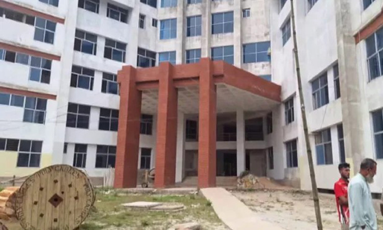 ২৫০ শয্যার হাসপাতাল নির্মাণ কাজ ফেলে পালিয়েছে ঠিকাদার, চরম ভোগান্তিতে রোগীরা