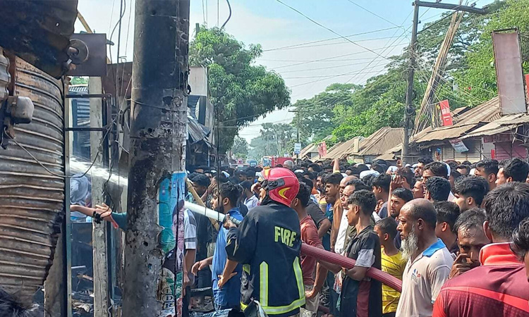 চাঁদপুরে অগ্নিকাণ্ডে ১৭টি ব্যবসা প্রতিষ্ঠান পুড়ে গেছে