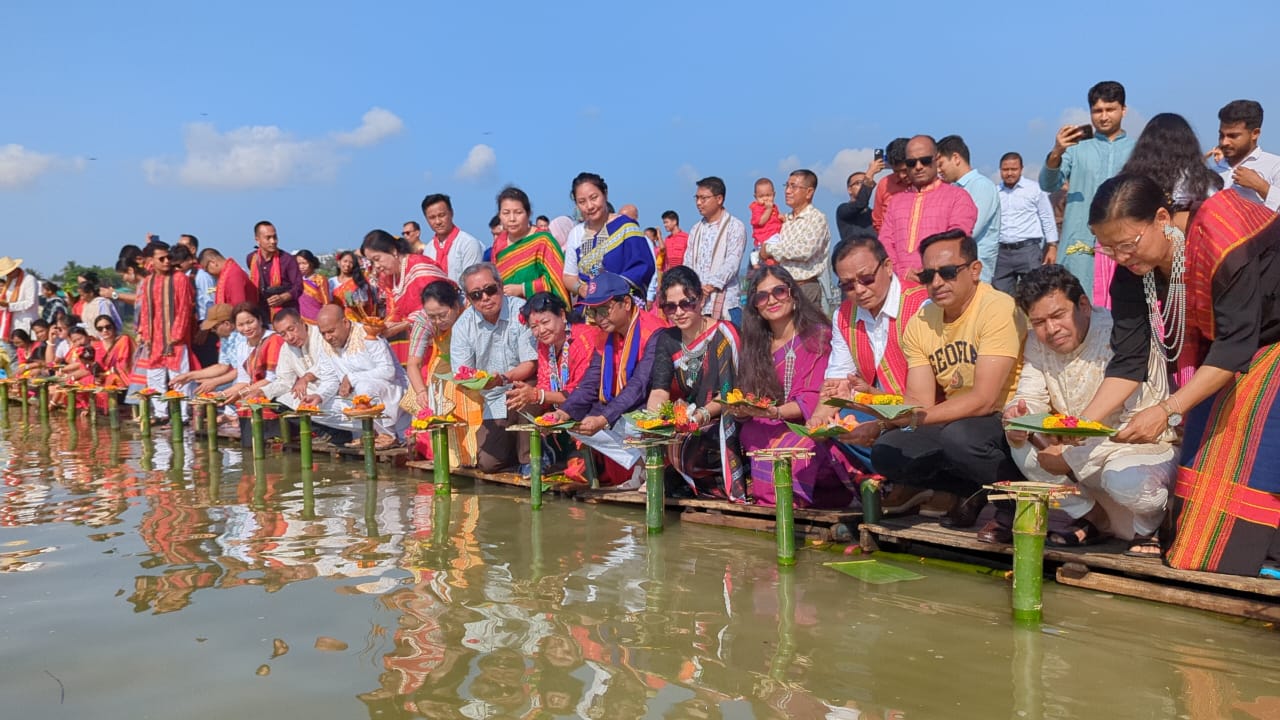 কাপ্তাই হ্রদে ফুল ভাসিয়ে পাহাড়ে বৈসাবি উৎসব শুরু