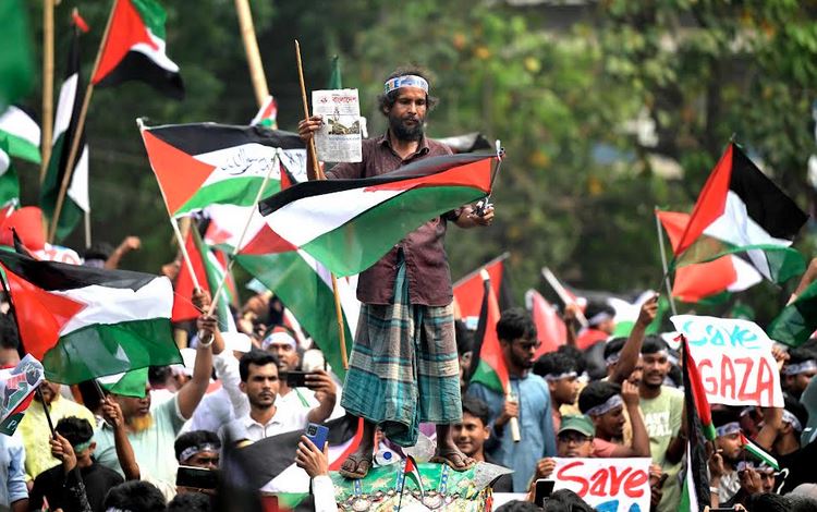 শনিবার রাজধানীর সোহরাওয়ার্দী উদ্যানে গাজায় ইসরাইলি গণহত্যার প্রতিবাদে লাখো মানুষের ঢল। ছবি : বাসস