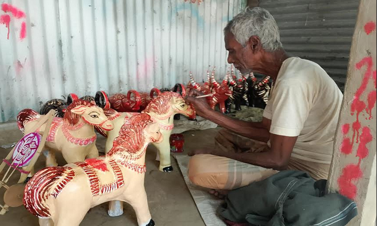 নেত্রকোনায় মৃৎশিল্পের কারিগররা ব্যস্ত সময় পার করছেন
