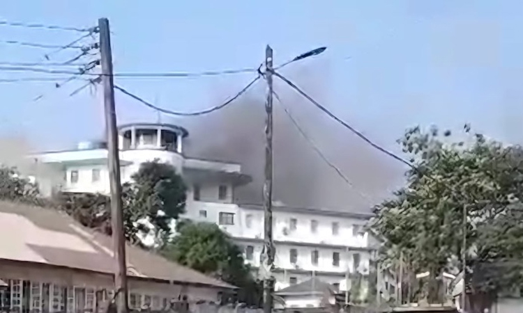 সিয়েরা লিওনে প্রেসিডেন্টের কার্যালয়ে আগুন