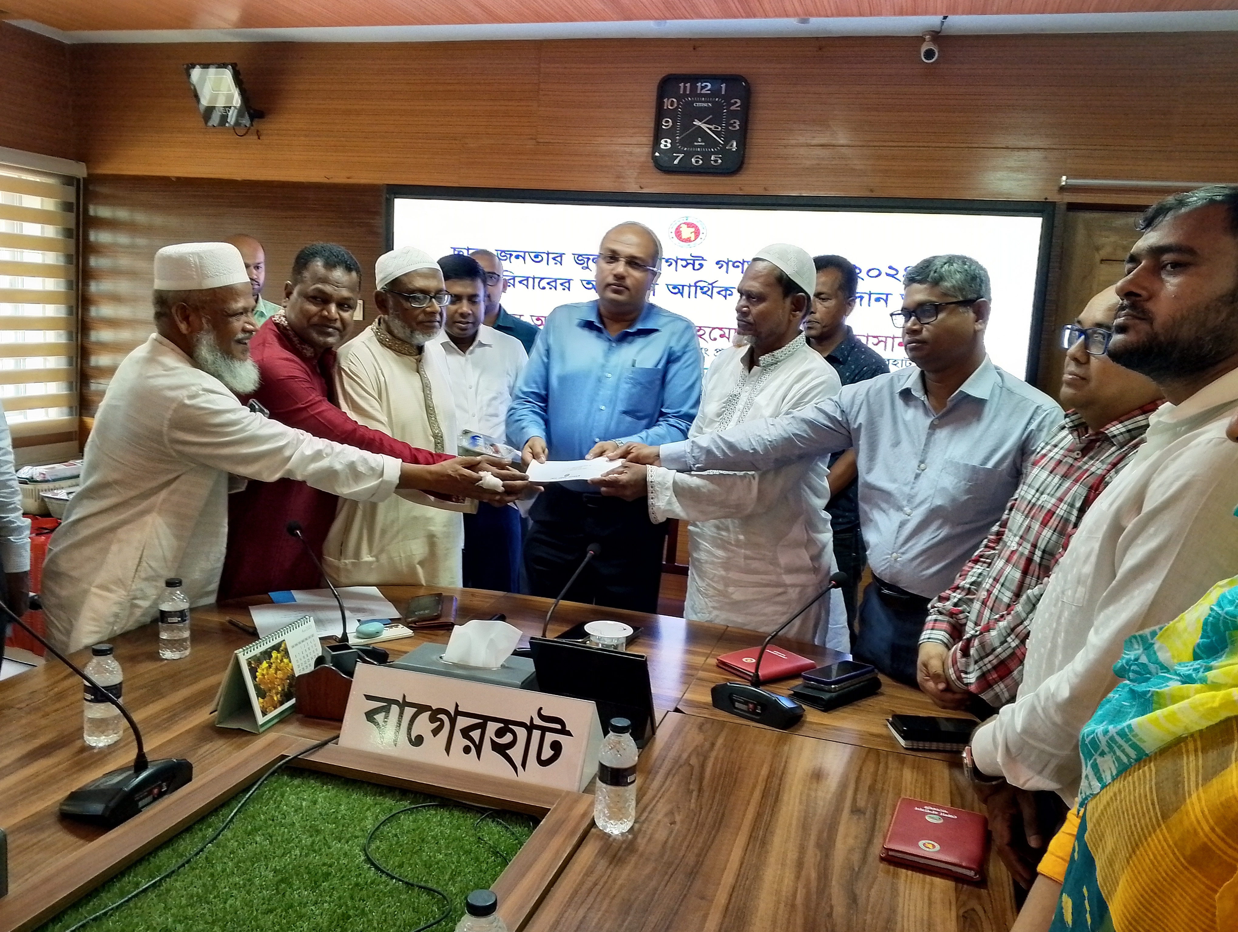গণ অভ্যুত্থানে বাগেরহাটের ৯টি শহীদ পরিবারে আর্থিক অনুদানের চেক প্রদান
