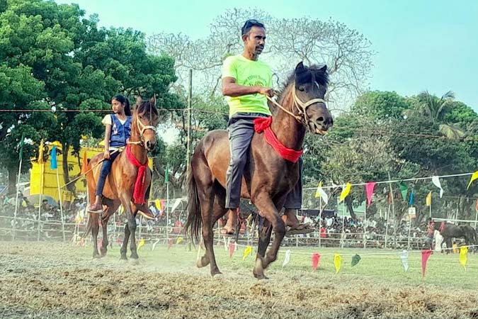 লালমনিরহাটে ঘোড়দৌড় প্রতিযোগিতায় হাজার মানুষের ঢল