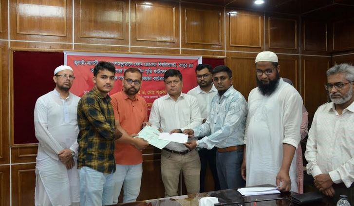 জুলাই গণঅভ্যুত্থানে বেরোবিতে আহত শিক্ষার্থীদের সম্মাননা সনদ ও চেক হস্তান্তর