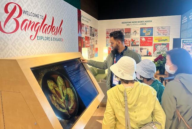 জাপানে ‘ওয়ার্ল্ড এক্সপো’র বাংলাদেশ প্যাভিলিয়নে ইলিশের রেসিপি দেখছেন দর্শনার্থীরা। ছবি : বাসস