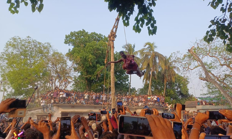 ঝিনাইদহে চড়ক পূজায় পুণ্যার্থীদের ঢল