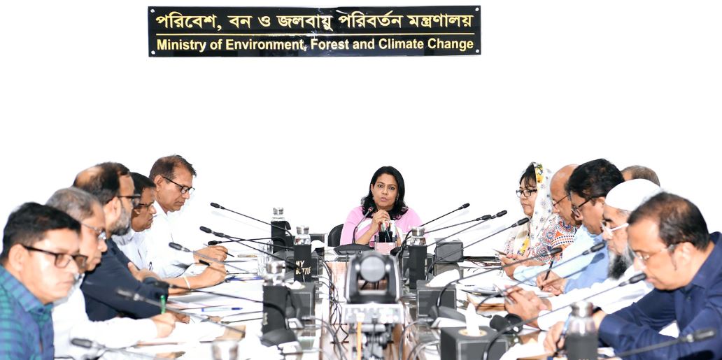 উন্মুক্ত স্থানে বর্জ্য পোড়ালে কঠোর ব্যবস্থা : পরিবেশ উপদেষ্টা