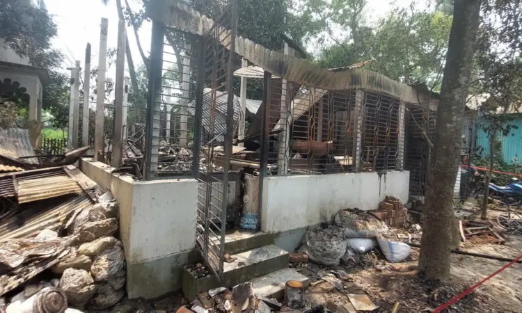 দুষ্কৃতকারীরা মানিকগঞ্জে মানবেন্দ্র ঘোষের বসতবাড়িতে আগুন দিয়েছে
