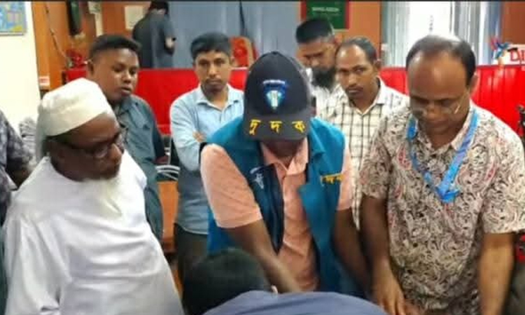 চিরিরবন্দরে সাব-রেজিস্ট্রি অফিসে দুদকের অভিযানে ঘুষের টাকাসহ কাগজপত্র জব্দ
