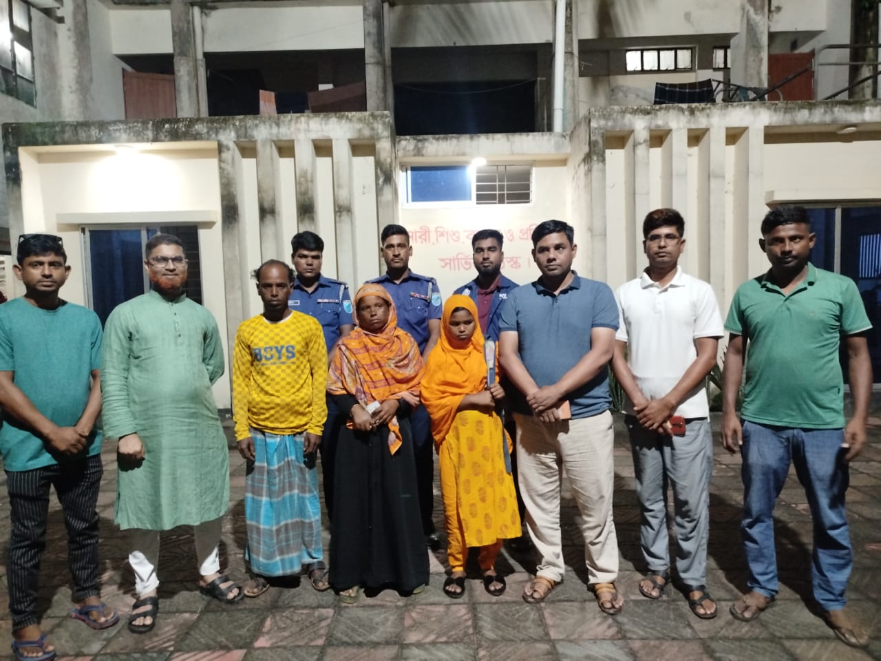 কিশোরগঞ্জে ওসির চেষ্টায় বাক প্রতিবন্ধী চাঁদনী ফেরত গেলো পরিবারের কাছে