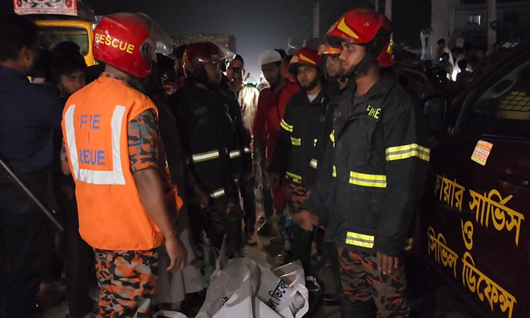 চাকা পাল্টাতে গিয়ে ট্রাক উল্টে হেল্পার নিহত, চালক হাসপাতালে