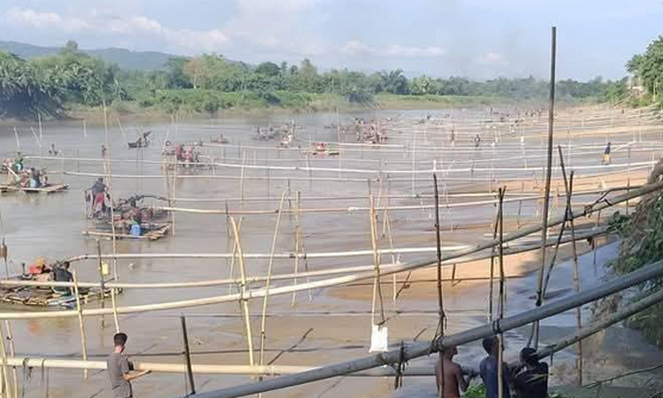 ঘোড়াঘাটে জমি কেটে মাটি বিক্রি করায় আশঙ্কাজনক হারে কমছে আবাদি জমি  