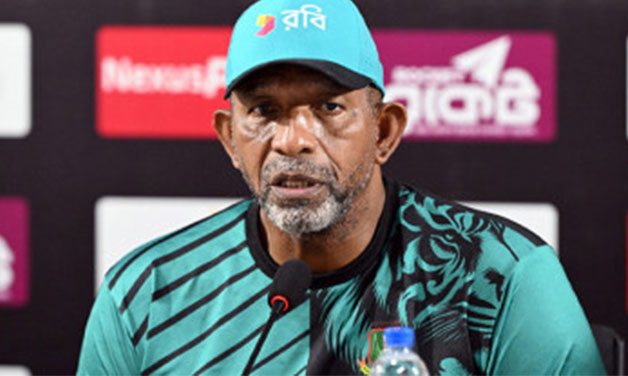 জিম্বাবুয়ের বিপক্ষে ‘উপযুক্ত টেস্ট উইকেট’ চান সিমন্স