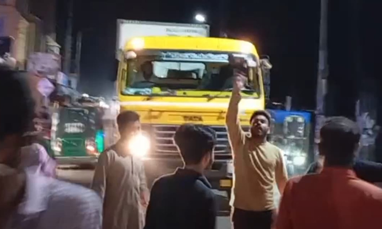 ভোলায় ঢাকাগামী ইন্ট্রাকো কোম্পানির  গ্যাস ভর্তি কাভার্ডভ্যান আটকে দিয়েছে বিক্ষুব্ধ ছাত্র-জনতা