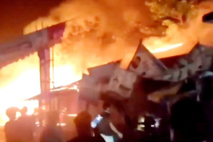 চাঁদপুরে আগুনে পুড়েছে ১১ ব্যবসা প্রতিষ্ঠান