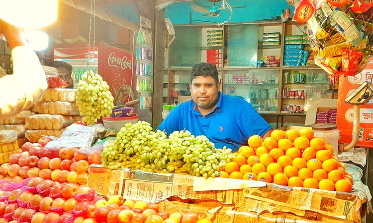 দিনমজুর থেকে ফল ব্যবসায়ী : সততা আর শ্রম দিয়ে মোখলেছ আজ স্বাবলম্বী