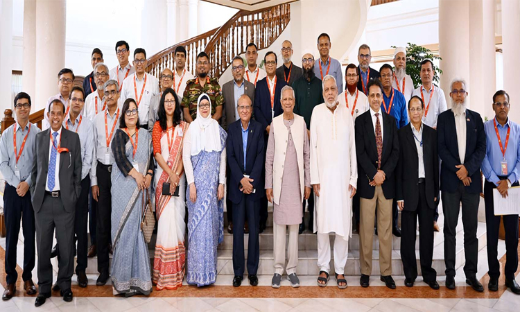 নির্বিঘ্ন ও ঝামেলামুক্ত ঈদযাত্রা উপহার দেয়ায় কর্মকর্তাদের ধন্যবাদ প্রধান উপদেষ্টার