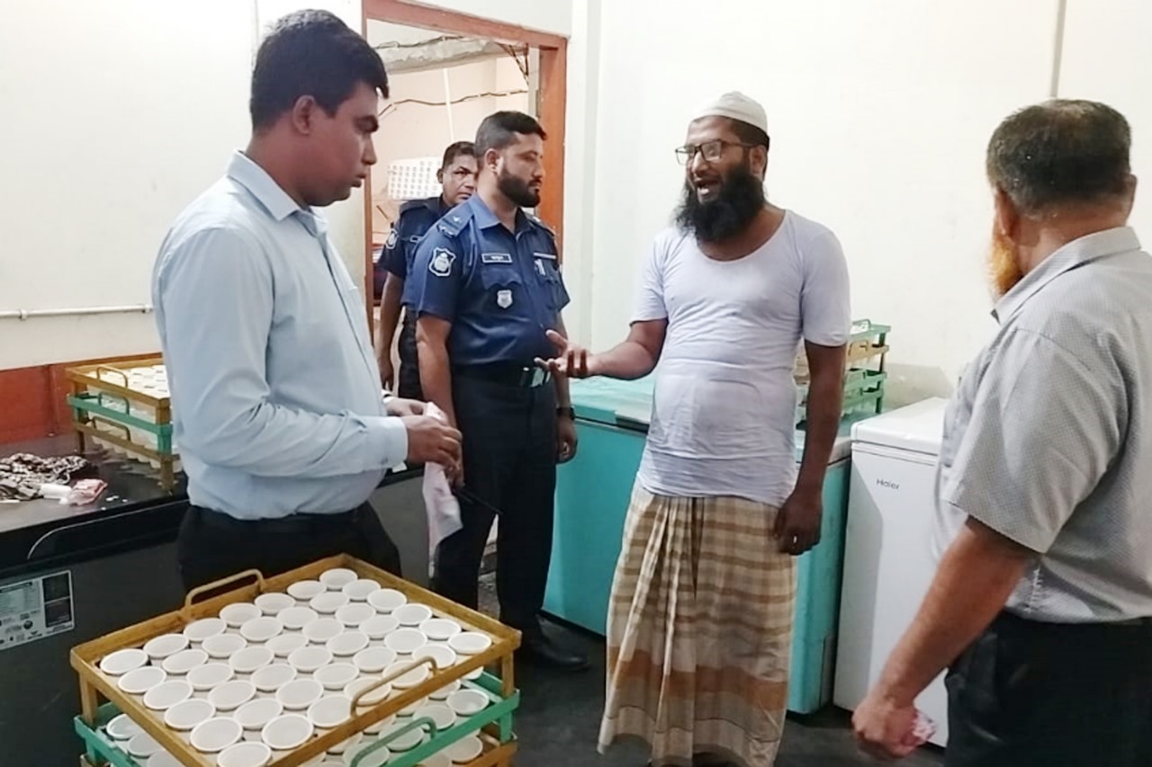 চাঁদপুরে বিএসটিআই-এর অনুমোদনহীন আইসক্রিম ও দধি প্রস্তুতের দায়ে জরিমানা