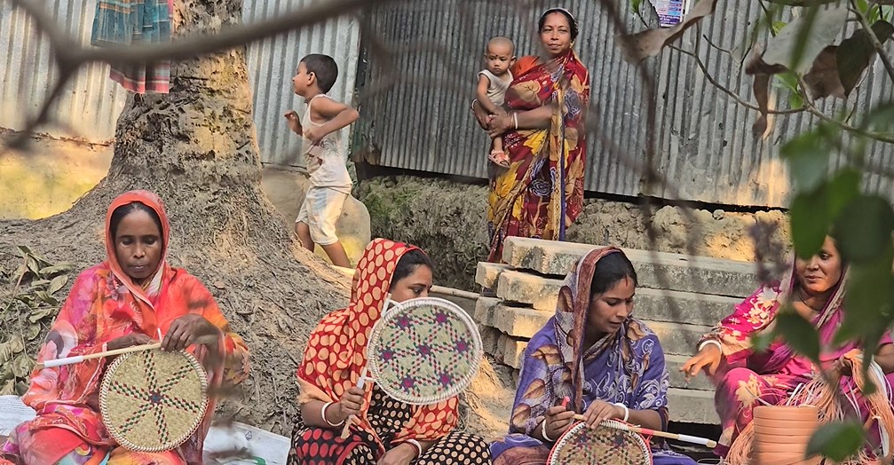 নিকলীর হাওরপাড়ের নারীদের তৈরি হাতপাখাতেই ঘুরে ৩০০ পরিবারের চাকা