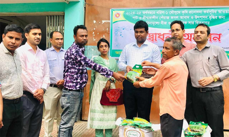 দিনাজপুরে কৃষকদের মধ্যে বিনামূল্যে পাটবীজ ও সার বিতরণ 