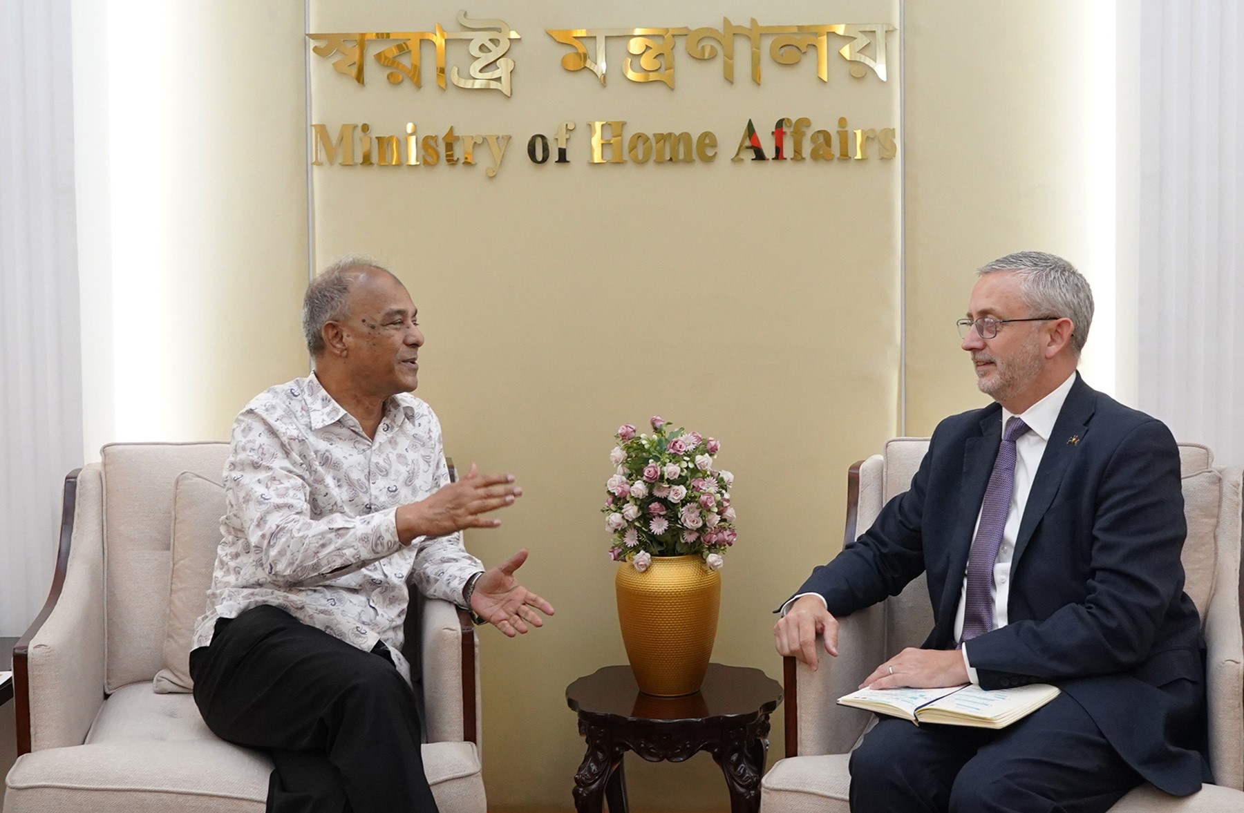 ঢাকায় ইইউভুক্ত দেশের জন্য ভিসা সেন্টার খোলার অনুরোধ স্বরাষ্ট্র উপদেষ্টার