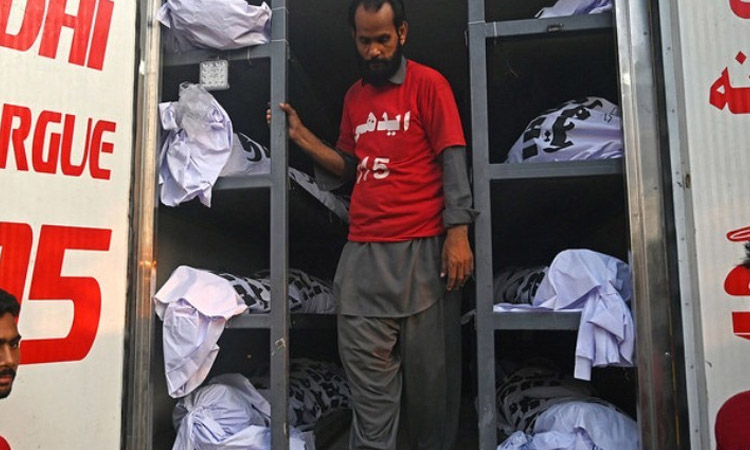 পাকিস্তানে যাত্রীবাহী বাস খাদে, নিহত ১৩ 