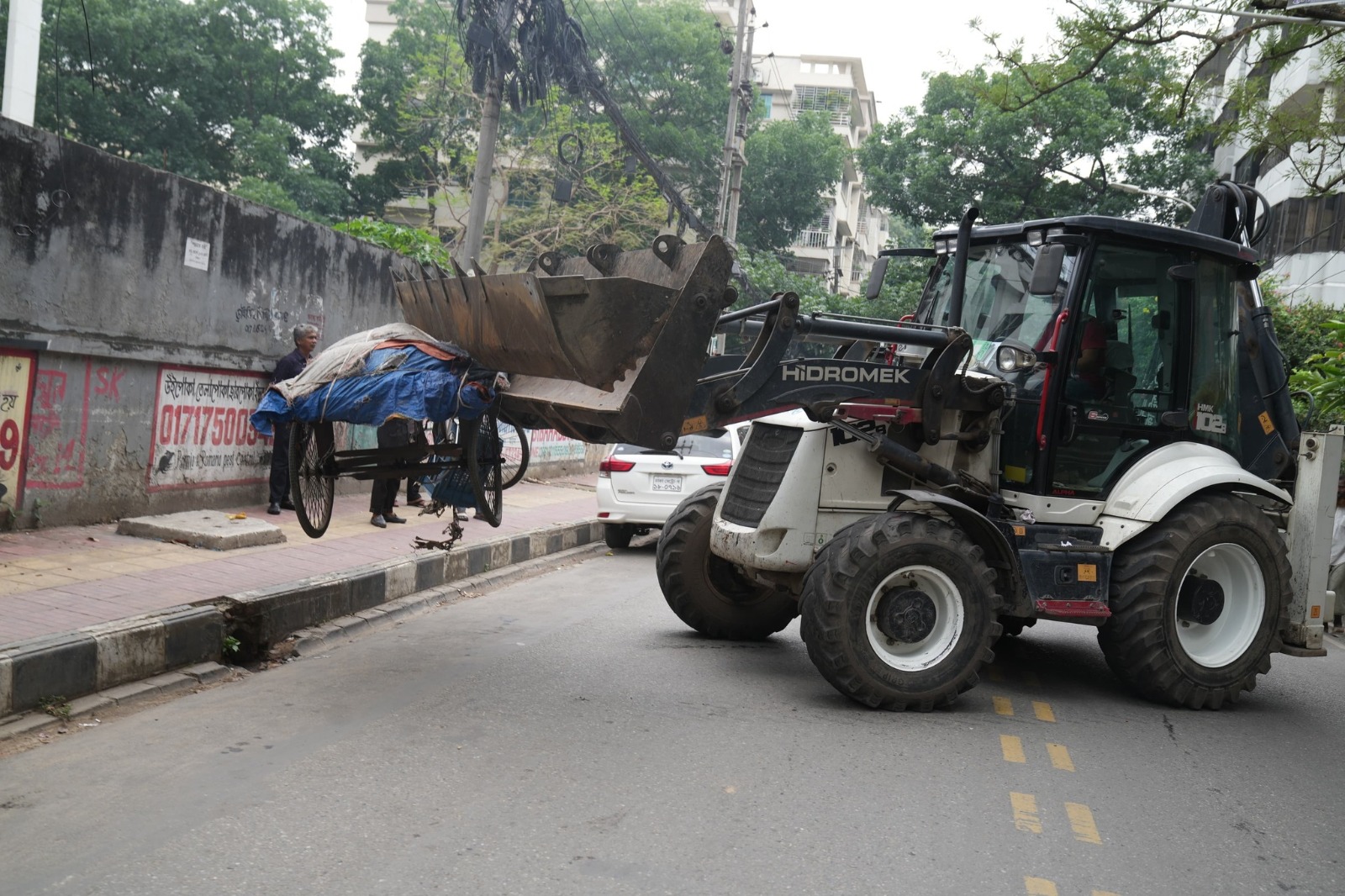 গুলশানে ডিএনসিসির রাস্তা ও ফুটপাতের ২০০টি অবৈধ দোকান উচ্ছেদ