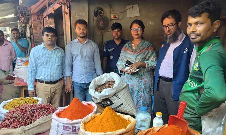 রাজশাহীতে পঁচা মরিচ, নকল শিশুখাদ্য ও কসমেটিকস জব্দ : জরিমানা আদায়