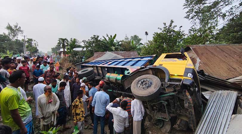 টাঙ্গাইলে ট্রাক নিয়ন্ত্রণ হারিয়ে বসতবাড়িতে, ঘুমন্ত নারীর মর্মান্তিক মৃত্যু