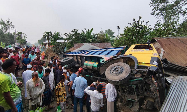 টাঙ্গাইলে ট্রাক নিয়ন্ত্রণ হারিয়ে বসতবাড়িতে, ঘুমন্ত নারীর মর্মান্তিক মৃত্যু 