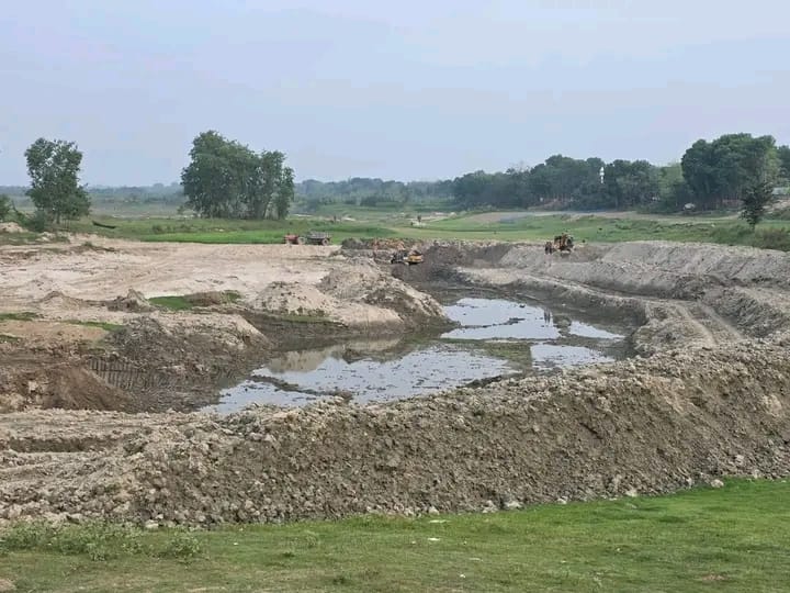 কুষ্টিয়ায় অবৈধভাবে বালু উত্তোলন চলছে, হুমকির মুখে বেড়িবাঁধ