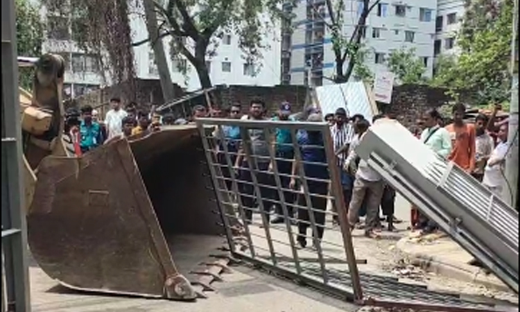 রূপনগরে রাস্তায় অবৈধভাবে নির্মিত ৮টি গেইট গুড়িয়ে দিয়েছে ডিএনসিসি