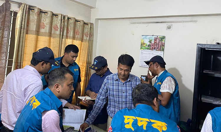 ডিএসসিসি'র ওয়ার্ড সচিব সোহেল ঘুষ গ্রহণকালে হাতেনাতে গ্রেফতার