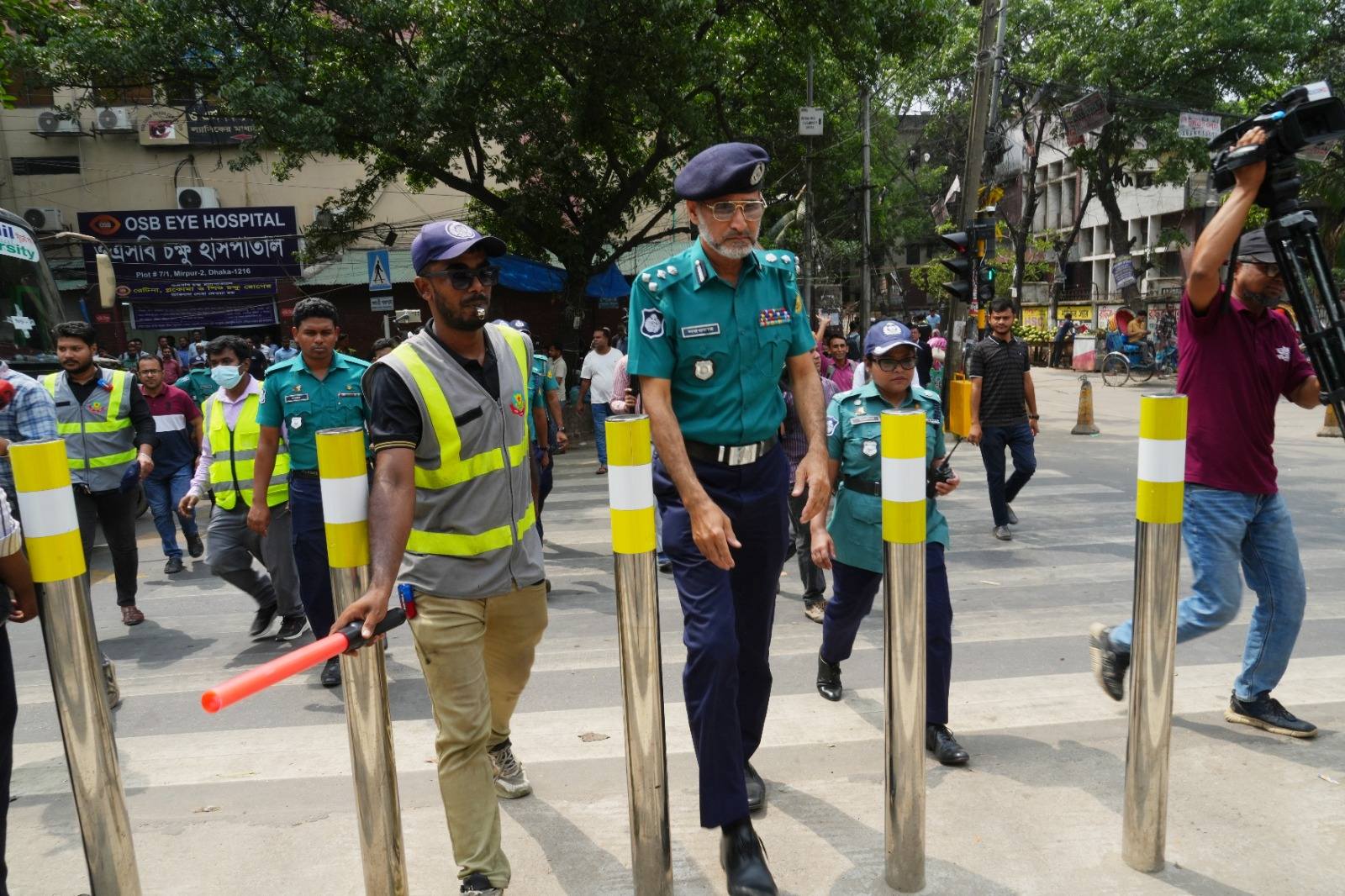 নিরাপদে পথচারী পারাপারে মিরপুর জেব্রা ক্রসিং এ সিগন্যাল লাইট স্থাপন