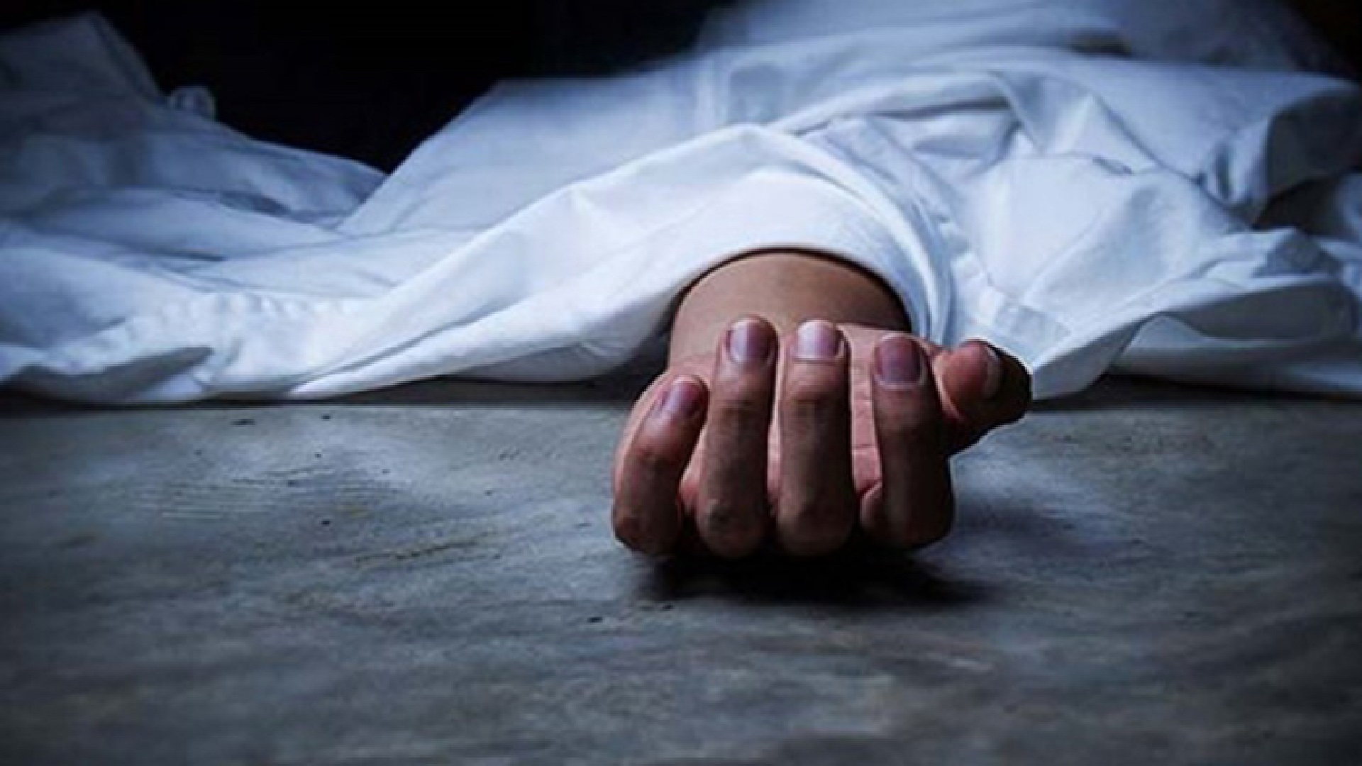 নেত্রকোনায় ট্রেনের ছাদ থেকে পড়ে যুবকের মৃত্যু