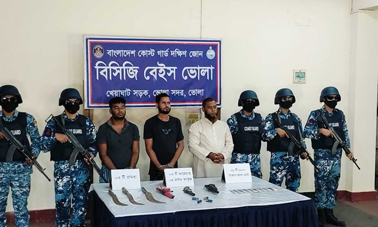 ভোলায় অস্ত্র ও গুলিসহ ৩ ডাকাত আটক 