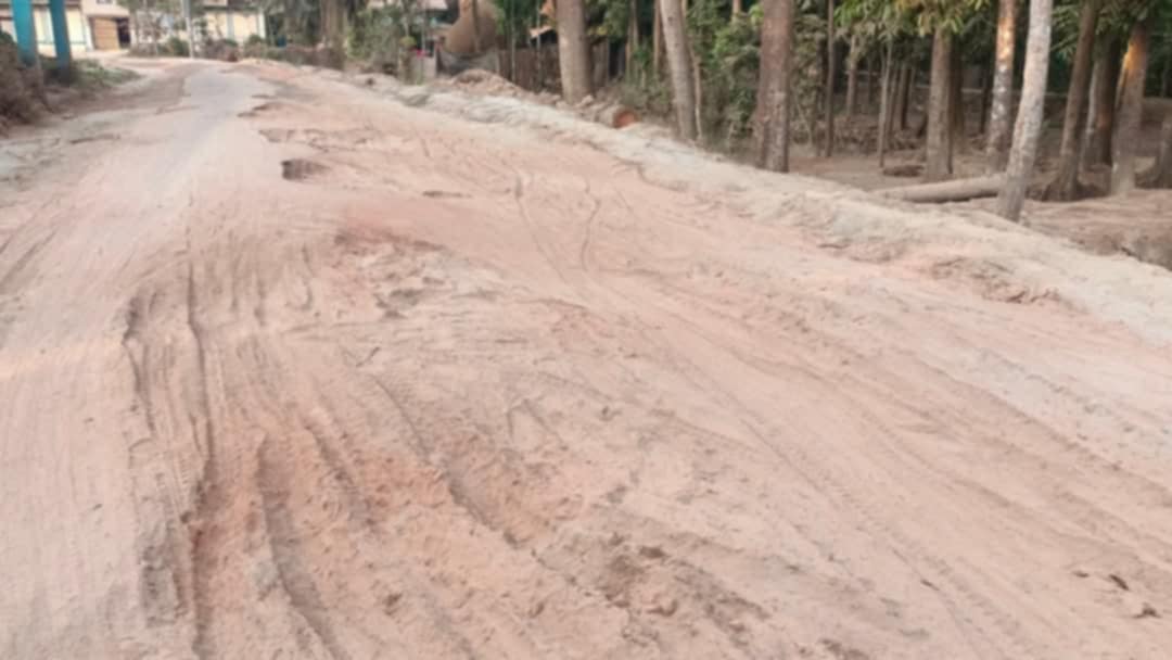 বরগুনায় ধীর গতির সড়কের কাজে মানুষের ভোগান্তি