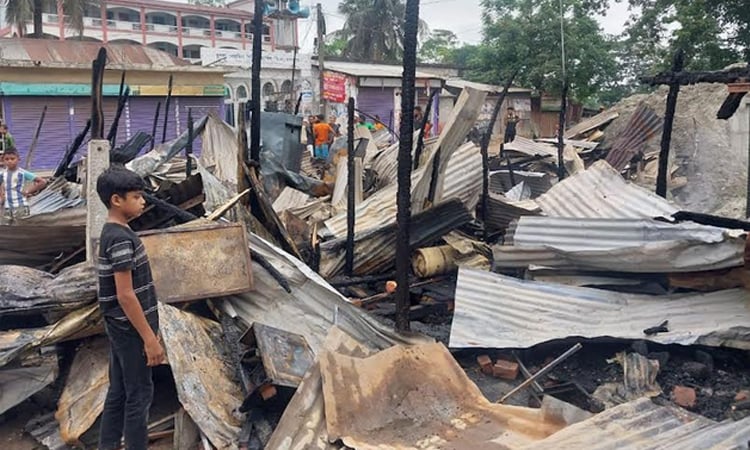 গোপালগঞ্জে অগ্নিকাণ্ডে ১০টি দোকান পুড়ে গেছে