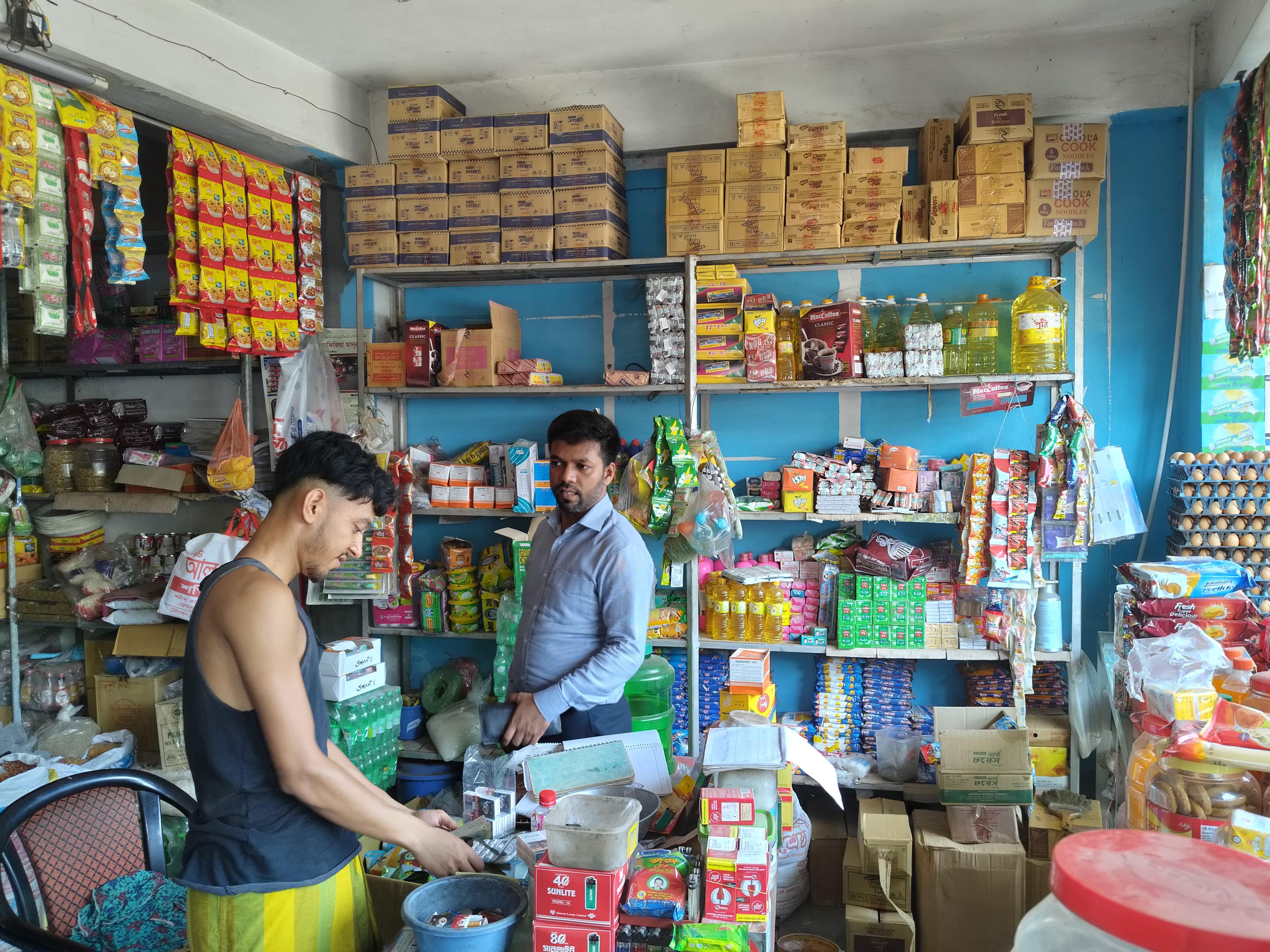 সাতক্ষীরায় মেয়াদোত্তীর্ণ পণ্য সংরক্ষণ ও আমদানি তথ্য না থাকায় জরিমানা