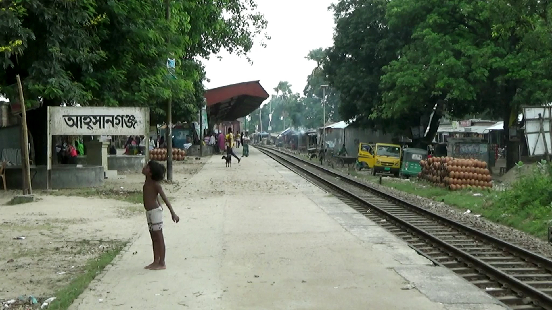 প্রখর রোদে নওগাঁ জেলার জনজীবন অতিষ্ঠ 