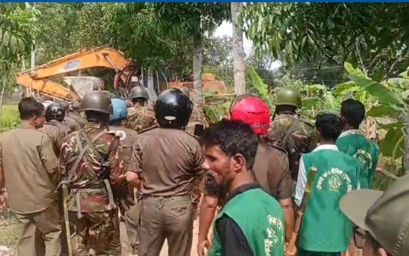 গাজীপুরে বনের জায়গা থেকে অবৈধ স্থাপনা উচ্ছেদ